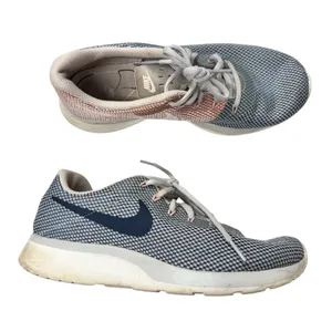 Nike Tanjun Racer Red White Blue Sneakers Womens 8.5 Running Shoes Casual thumbnail 2