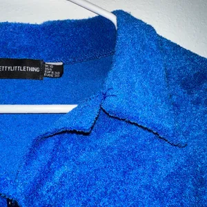 Pretty Little Thing Blue Button Crop Long-sleeve thumbnail 2