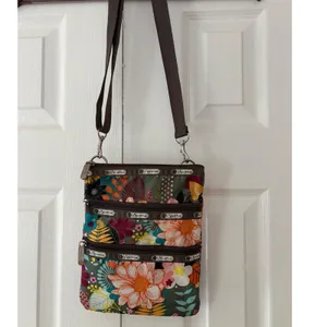 LeSportsac Quinn Crossbody Bag Floral‎ Print Olive Green Nylon Triple Zip Travel thumbnail 3