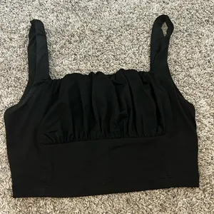 Black cropped tank thumbnail 1