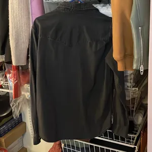 Levi’s Essential Western Top in Night is Black 2 thumbnail 3