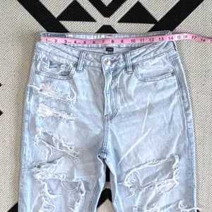 American Eagle Ripped Mom Jeans in Indigo Shatter Size 8 thumbnail 6