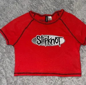 H&M Divided Slipknot Graphic Baby Tee Red Cropped Band Top Size S thumbnail 1