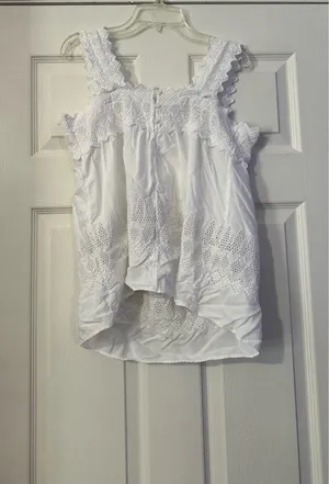 Old Navy White Eyelet shirts is a size Medium. thumbnail 3