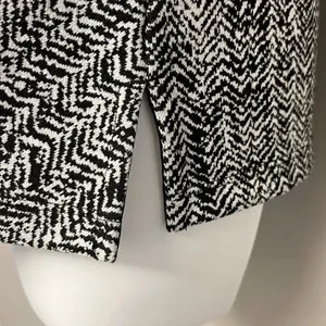 Banana Republic Sleeveless Black and White Abstract Pullover Shell- Large thumbnail 5