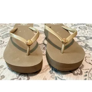 Tory Burch Tan Mini Wedge Platform Flip Flop Sandals Gold Logo Size 8 thumbnail 2