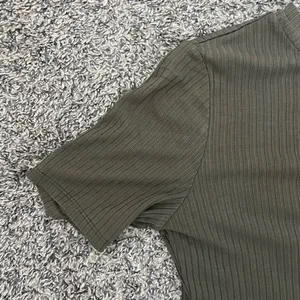 NWOT H&M olive green ribbed long tee shirt thumbnail 2