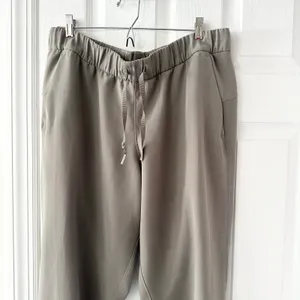 Lululemon Light Grey Sage Green On The Fly Jogger Pants Woven 28" Inseam M/L thumbnail 4