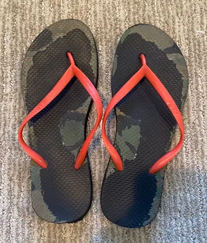 Gap flip flops thumbnail 1