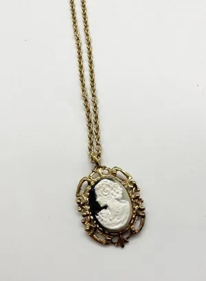 Gold Tone Filigree Black White Cameo Chain Link Short Pendant Necklace thumbnail 2