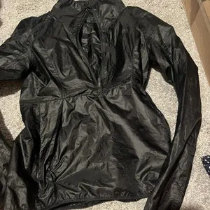 Lululemon black packable windbreaker raincoat s/m‎ thumbnail 1