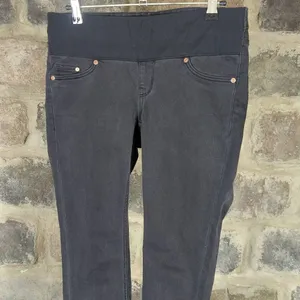 H&M &Denim Woman's Size‎ 4 Black Super Skinny Pull-on Maternity Pants Raw Hem thumbnail 2