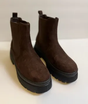 NWOT Wild Diva Munich Dark Brown Suede Platform Chelsea Boots W 6.5 Nordstrom thumbnail 1