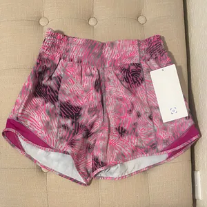 Lululemon SeaWheeze Hotty Hot High-Rise Lined Short 4" thumbnail 5