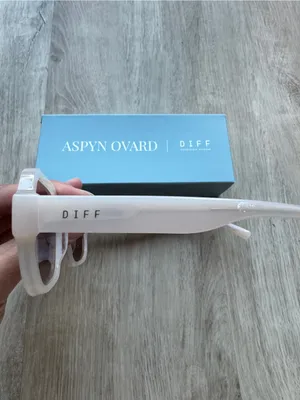 DIFF x Aspyn Ovard Lola Milky Blush Brown Gradient Sunglasses thumbnail 8