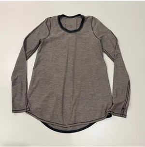 Lululemon Women’s Size 8 Long Sleeve Athletic Top Gray Black b13 thumbnail 1