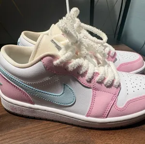 Air Jordan Nike women’s low SE Paw Print Pink Foam thumbnail 1
