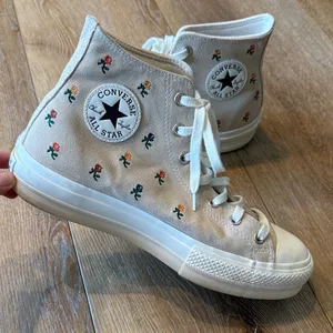 Converse Cream High-Tops with Embroidered Floral Design Size 11 Women’s thumbnail 2