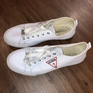 GUESS Leather Size 8.5 Catching White Red Triangle Women’s Sneakers. Preloved thumbnail 3