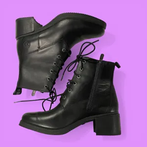 Cute clean lace up Timberland black leather boots 2” block heel classic street thumbnail 2