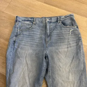 NWT American Eagle Light Wash Distressed Denim Mom Jeans thumbnail 3