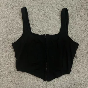 Black cropped corset top Loose threading at the bottom but no noticeable flaws Very soft fabric Shein size Small thumbnail 2