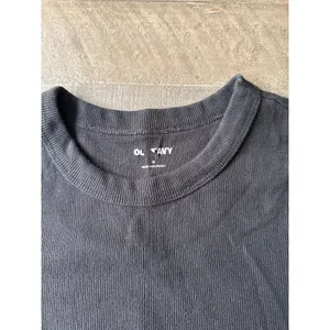 Old Navy‎ Women's Black Ribbed Short Sleeve Tee Size Medium thumbnail 2