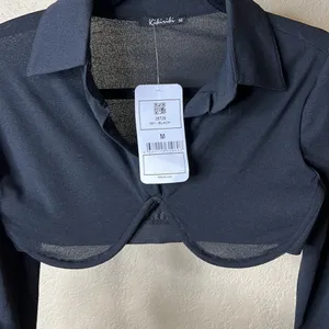 Black crop top with underwire NWT size medium thumbnail 3