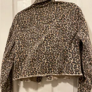 $158 NWOT Free People Cropped Leopard Oversized Denim Jacket XS thumbnail 9
