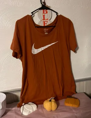 Women’s Nike T-Shirt thumbnail 1