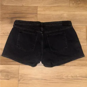 Abercrombie & Fitch The A-Line Short Mid Rise in Black thumbnail 3