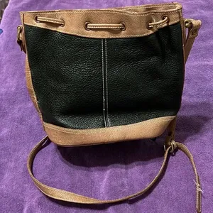 Liz Claiborne black and tan leather crossbody handbag in GUC thumbnail 3