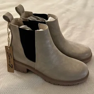 Seven7 NWT Billie Chelsea Boot Gold Women’s Sz 9 thumbnail 1