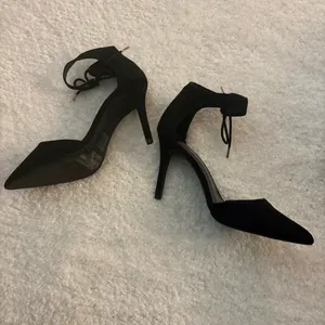 NWOT Forever 21 black ankle strap tie pointed heels. Size 8. thumbnail 5