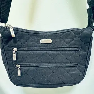 Baggallini Triple Zipper Travel Crossbody Bag Black Pristine Condition thumbnail 3