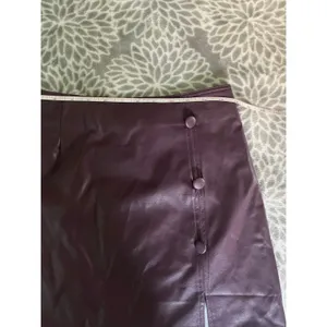 SheIn Plum Purple Faux Leather Mini‎ Skirt Small Button Detail Mod Retro Dark Romance thumbnail 4