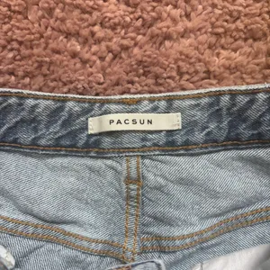 Pacsun 90s Boyfriend Jeans Womens 26 (actual 25x29) Blue Denim Distressed Zip thumbnail 5
