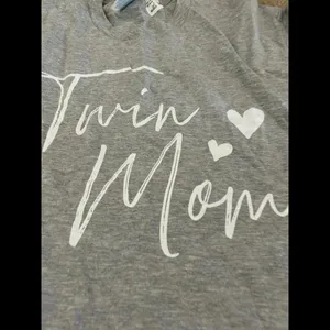 Woman size medium gray twin mom T-shirt short sleeve thumbnail 2