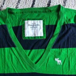Abercrombie and Fitch women’s top thumbnail 2