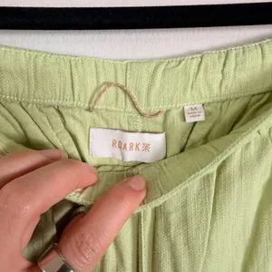 Roark Campover Pants Soft Lime Green Elastic Waist Tapered Leg Womens Medium thumbnail 3