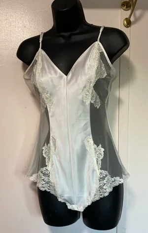 Victoria’s Secret-Elegant White Lace Bodysuit thumbnail 1