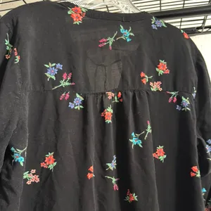 Old Navy Black Blouse with Floral Design thumbnail 8