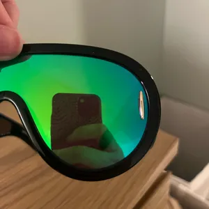 Black Aviator Sunglasses with Reflective Lenses thumbnail 5