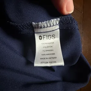 FIGS Technical Collection Casma Navy Blue Scrub Top AYA HEALTHCARE V-Neck Size L thumbnail 3