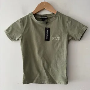 NEW!! PrettyLittleThing Washed Olive Green Embroidered Logo Fitted‎ Cropped Tee thumbnail 2