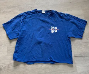 Trader Joe’s blue hibiscus employee graphic T-shirt cropped Y2K size medium thumbnail 1