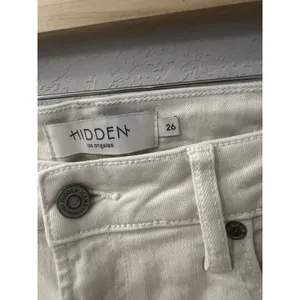 Hidden Jeans Women's‎ Size 26 White Denim Flare Leg w/Side Slits thumbnail 3