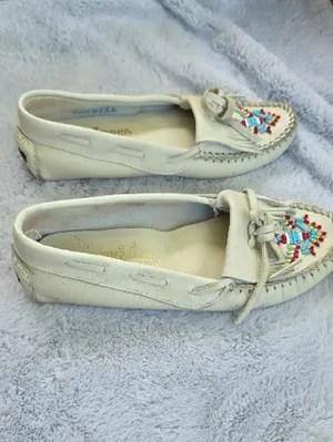 Minnetonka Thunderbird Beaded Leather Fringe Moccasins Ivory 8 thumbnail 4