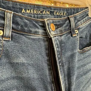 American Eagle Dark Wash Stretch Ripped Mom Jeans Size 6 Regular thumbnail 5