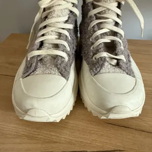 Converse Womens Lace Up Cap Toe Platform Faux Fur Sneakers Gray White Size 7 C‎ thumbnail 4